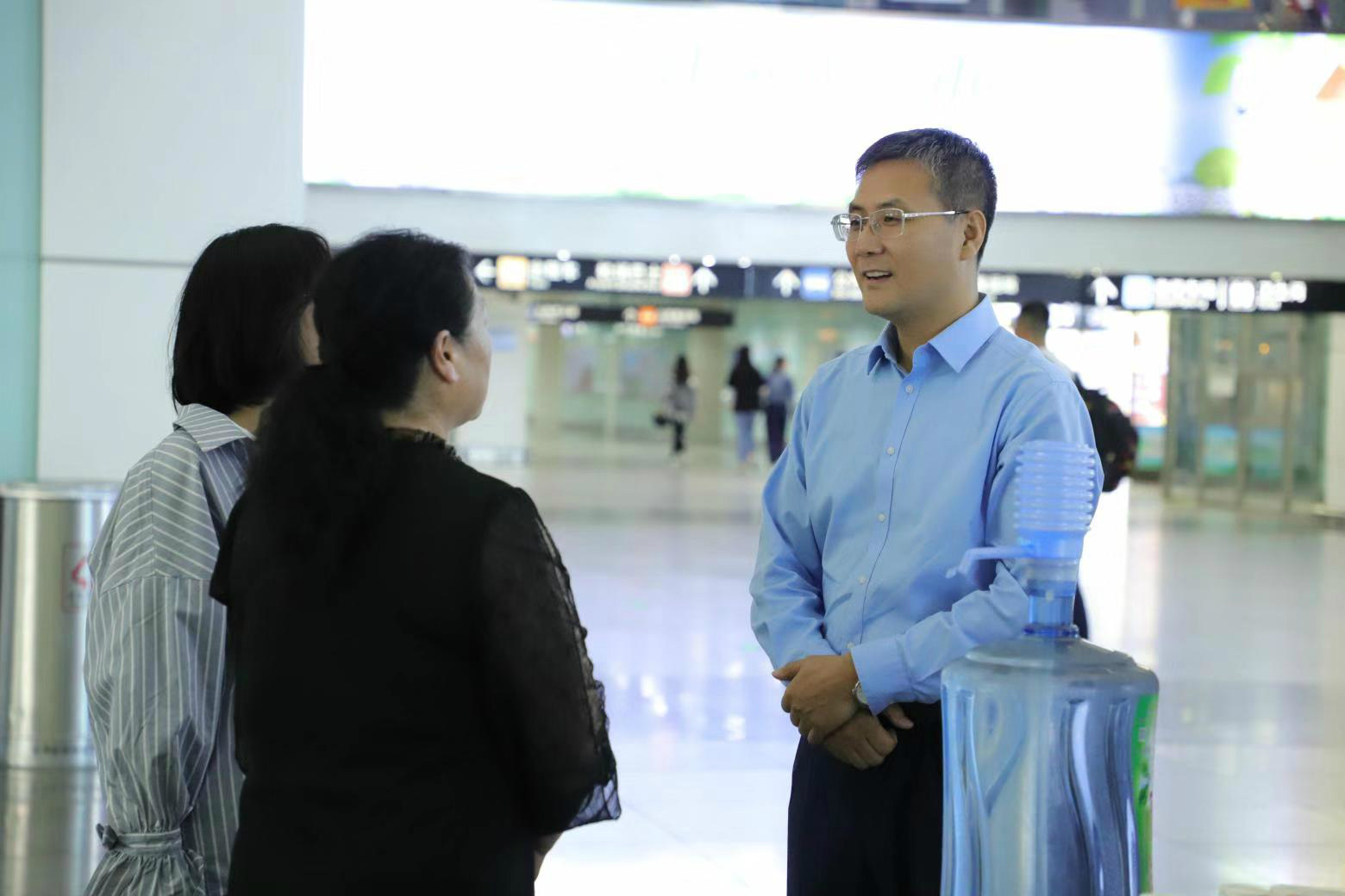 学校领导在哈尔滨西站与新生及家长亲切交流 学校领导在哈尔滨西站与新生及家长亲切交流