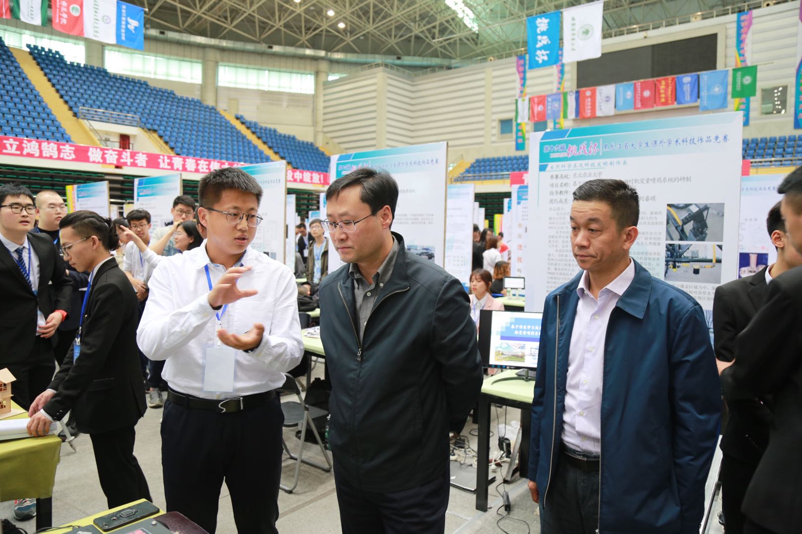 我校党委常委、校长助理宋文龙在省赛现场了解参赛情况 我校党委常委、校长助理宋文龙在省赛现场了解参赛情况